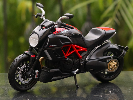 100% Original and Licensed Ducati Diavel Carbon Diecast Bike Model (1:12 Scale) Fashion